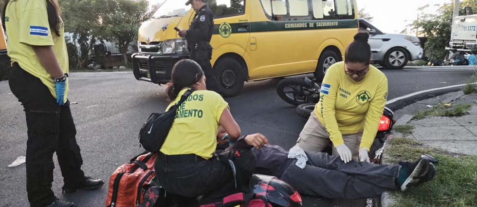 Conductor acaba en el hospital tras choque contra autobús privado en San Salvador