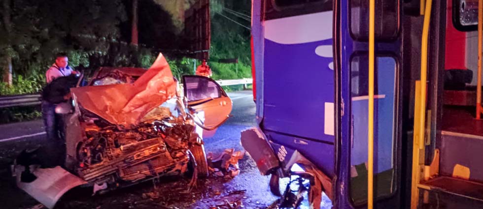 Liberan a conductor tras quedar atrapado al impactar contra un autobús en Altavista
