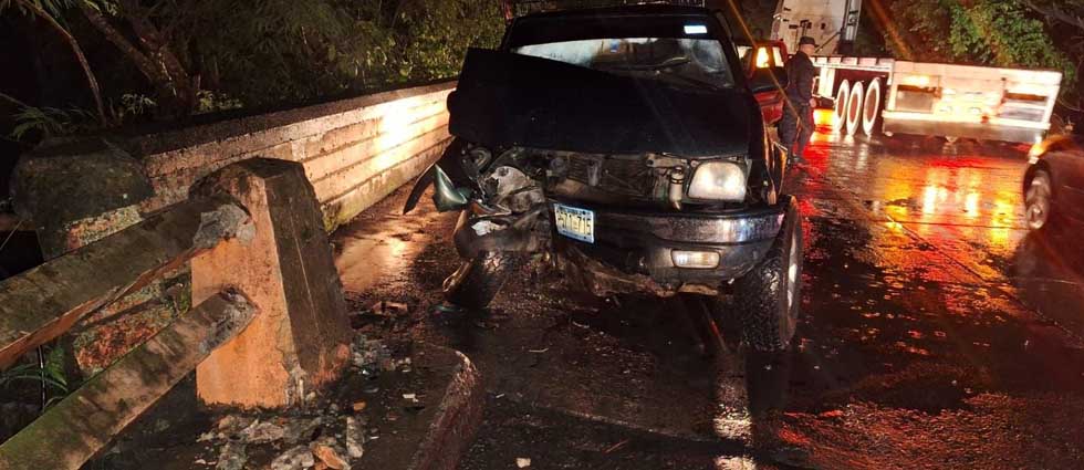 Dos lesionados tras choque de pick up contra estructura de un puente en San Miguel