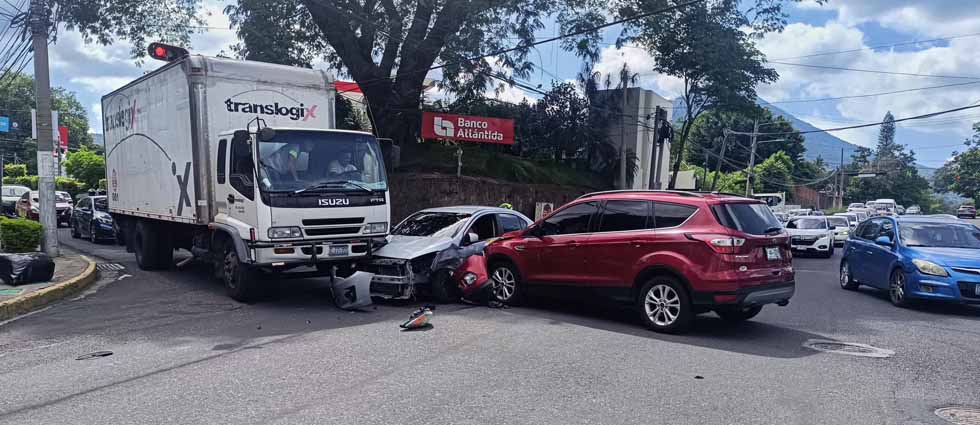 Automovilista se pasa luz roja y provoca triple siniestro vial en el bulevar Constitución