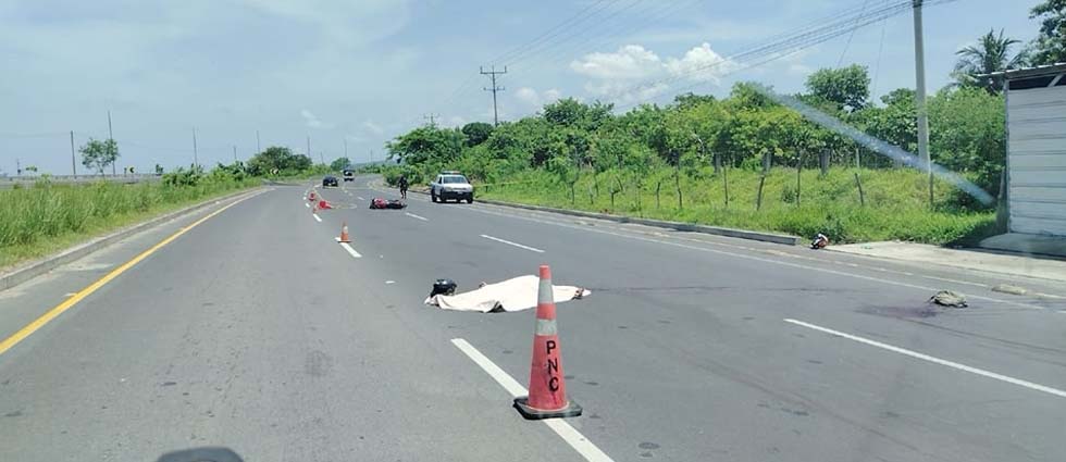 Motociclista pierde la vida tras impactar contra un camión sobre la autopista Comalapa
