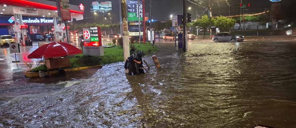 Personal de la alcaldía trabaja en plena lluvia para liberar tragantes en el bulevar de Los Héroes