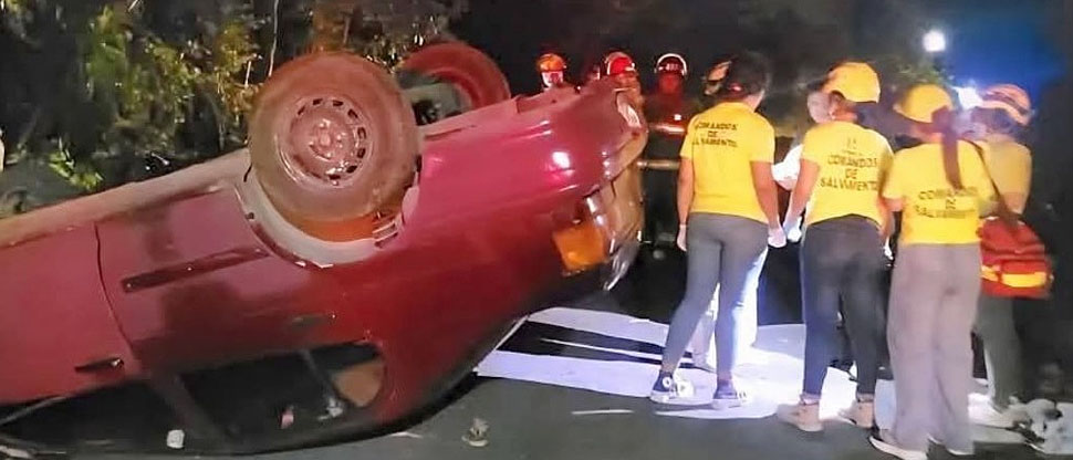 Vehículo vuelca y deja dos lesionados en San Rafael Obrajuelo