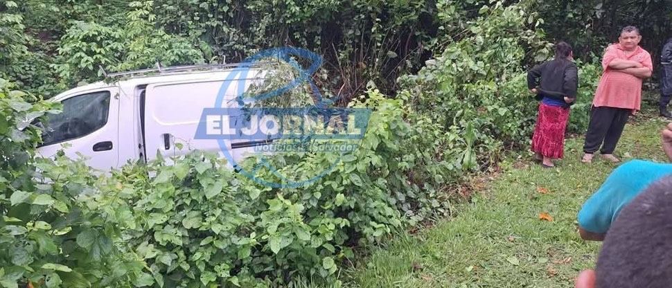 Panelito cae al fondo de un barranco en la carretera que conecta a Santiago de María y Tecapán