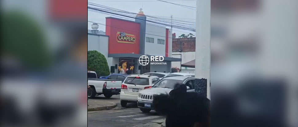 Dan una lección a conductor de camioneta circulando en sentido contrario y lo obligan a retroceder