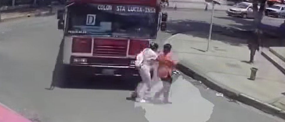 Viralizan video de instante cuando bus atropella a 2 mujeres cerca del parque de Santa Ana