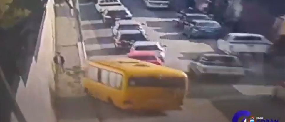 Captan terrible instante cuando bus embiste a peatón en Cobán, Guatemala