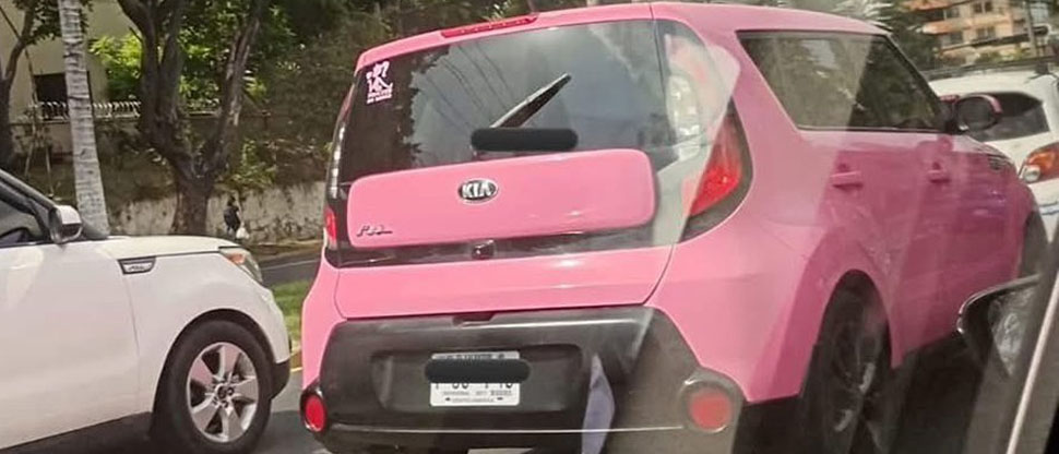 “La Barbie Soul” se roba las miradas circulando por las calles salvadoreñas