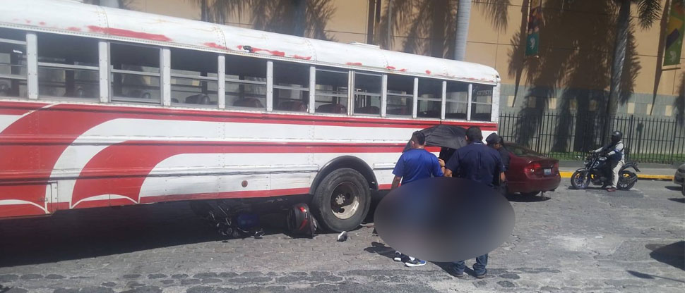 Motociclista queda debajo de bus de la ruta 31 tras grave accidente en Soyapango