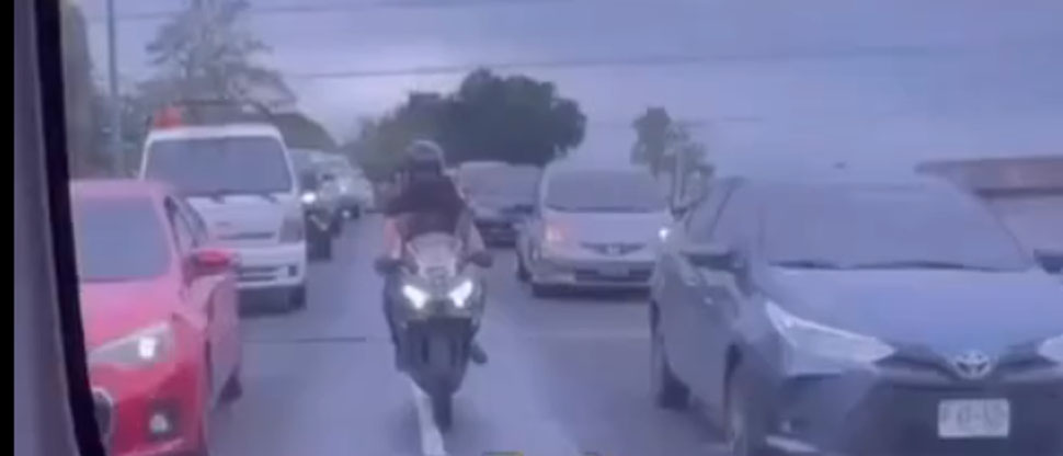 Denuncian a motociclistas que se meten detrás de las ambulancias para evadir el tráfico