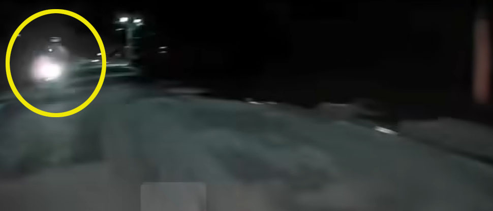 Cámara trasera de carro graba cuando motociclista a excesiva velocidad choca y sale “volando por el aire”