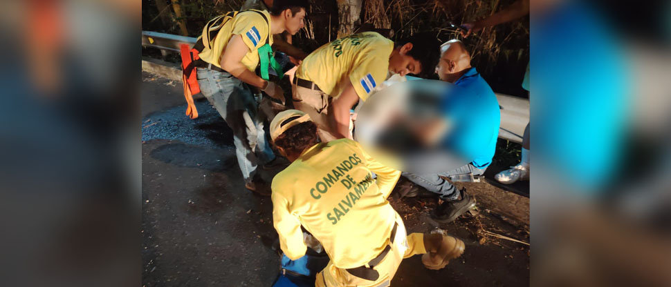Joven motociclista se fractura el brazo tras fuerte accidente en el bypass de Sonsonate
