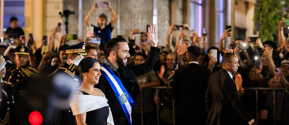 Miles de salvadoreños presencian discurso del presidente Bukele en el Centro Histórico