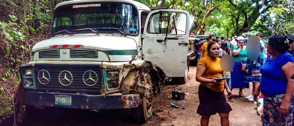 Varias personas resultan lesionadas luego que el camión donde viajaban chocó contra paredón