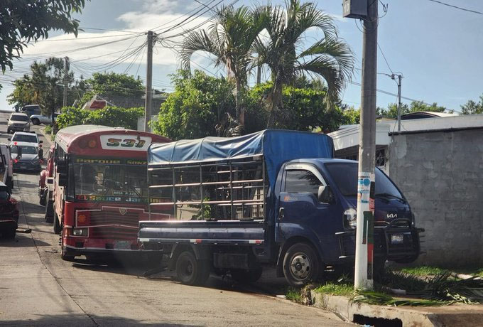 Bus experimenta problemas en los frenos y choca con camión que se va a ...