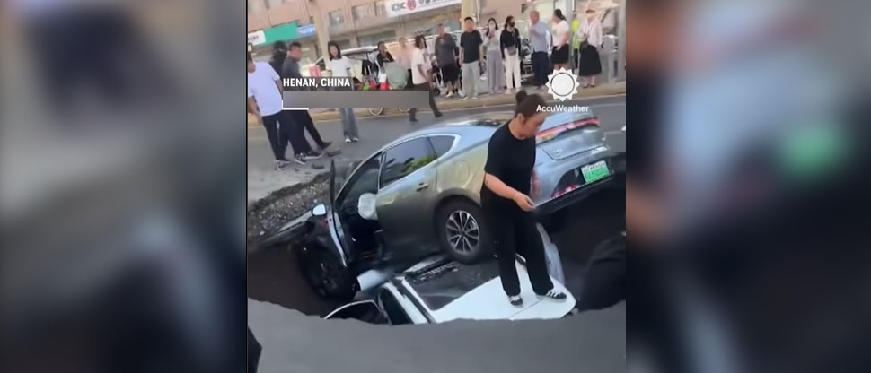 Se los traga la tierra: dos carros caen en cárcava en transitado bulevar en China