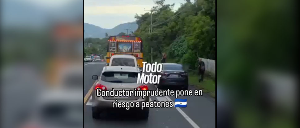 Automovilista se salta la fila del tráfico arriesgando a los peatones y circula en el carril auxiliar