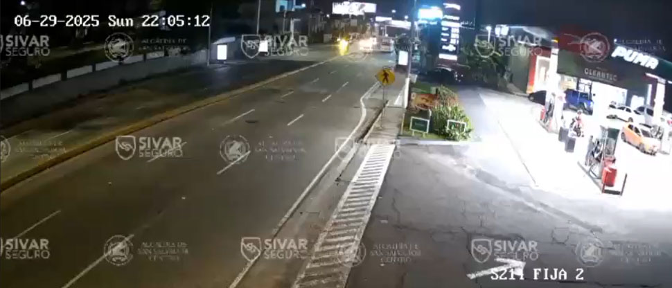 Este es el momento exacto cuando carro queda incrustado en paso a desnivel de la 49 avenida norte