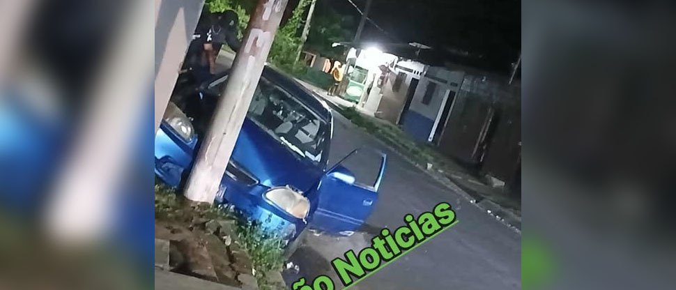 Automovilista ebrio choca contra poste de energía eléctrica en Zacatecoluca