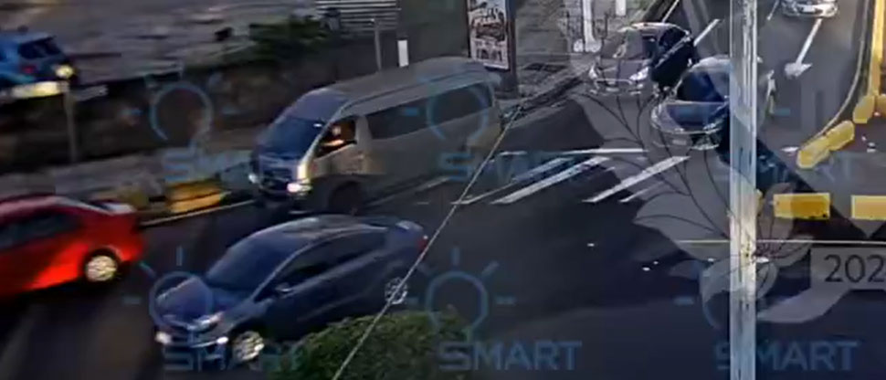 Captan instante cuando microbús choca y empuja por varios metros a carro en “El Platillo”