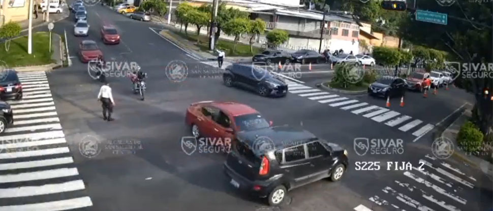 Irrespeto a las indicaciones de gestor de tráfico provoca choque entre Kia Soul y carro particular