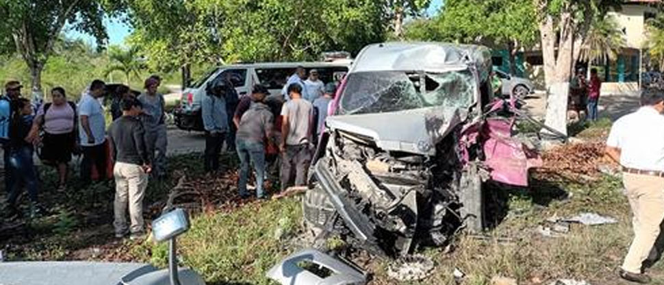 Microbús turístico choca contra camión en carretera al parque arqueológico Tikal, Guatemala