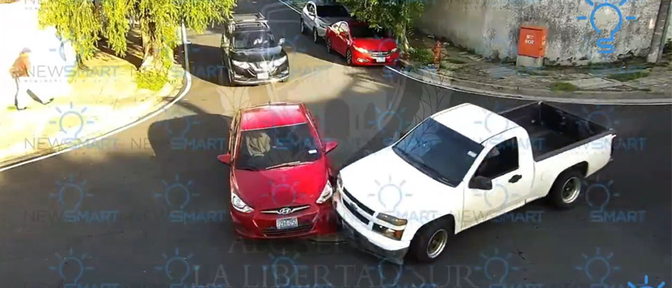 Imprudencia provoca choque entre carro particular y pick up en Santa Tecla