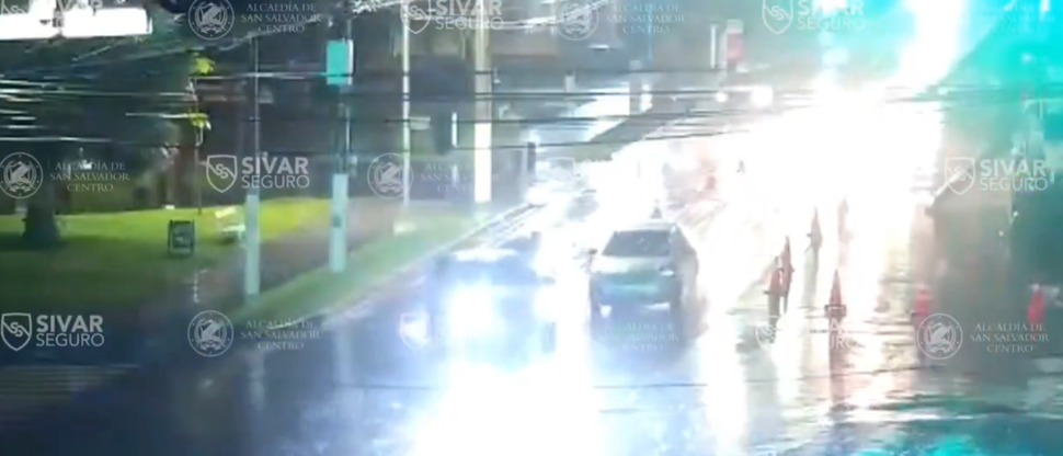 Imprudencia al conducir provoca choque bajo intensa lluvia en las Fuentes Beethoven