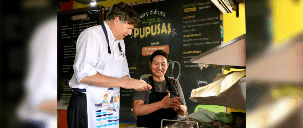 Vicesecretario de Estado de EEUU se quita el saco, se pone el delantal y cocina las tradiciones pupusas
