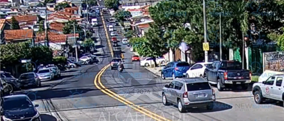 Automovilista embiste a moto tras cruzar doble línea amarilla en reversa en Santa Tecla