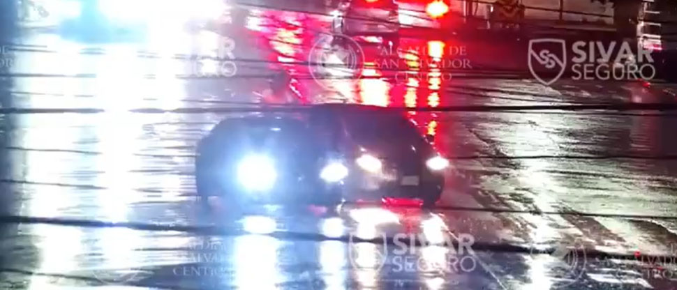 Graban a automovilista que provoca choque por hacer giro prohibido en la avenida Bernal