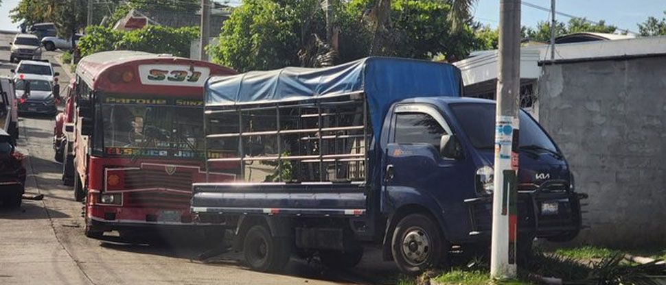 Bus experimenta problemas en los frenos y choca con camión que se va a detener contra un poste