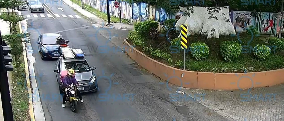 Captan el instante justo cuando carro se va a detener en una moto en Santa Tecla