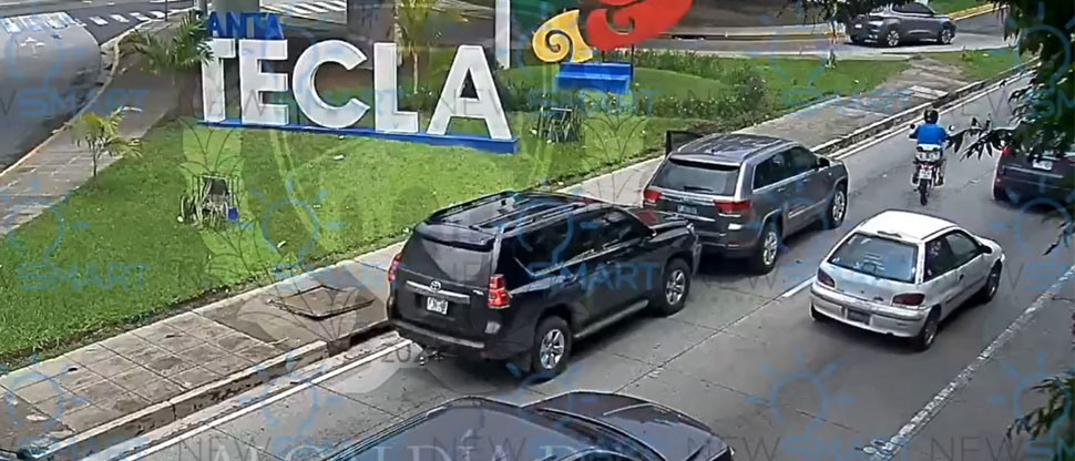 Vehículo todoterreno choca contra otra camioneta y la empuja varios metros en Santa Tecla
