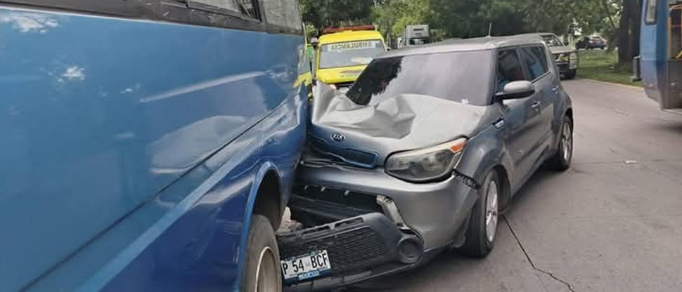 2 personas resultan lesionadas tras choque entre Kia Soul y un microbús en Santa Ana