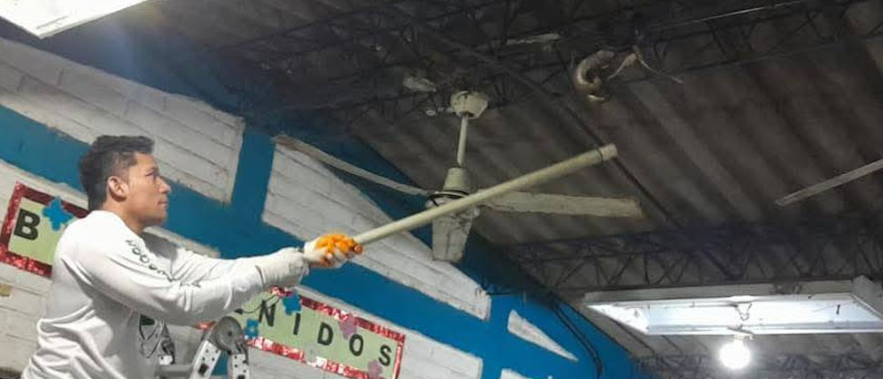 Retiran culebra que se había metido en el centro escolar del cantón Melara, La Libertad