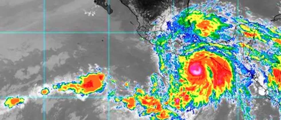 Erick se fortalece a huracán categoría 2 en su avance por el Pacífico