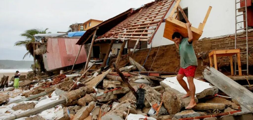 Huracán Erick deja dos fallecidos en su paso por el sur de México