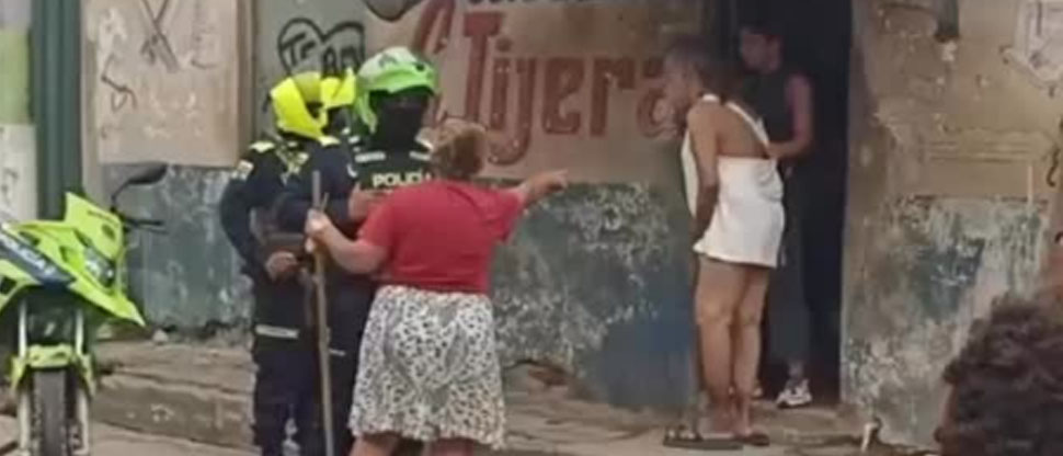 Señora agarra a escobazos a esposo de la tercera edad mientras tenía intimidad con una jovencita