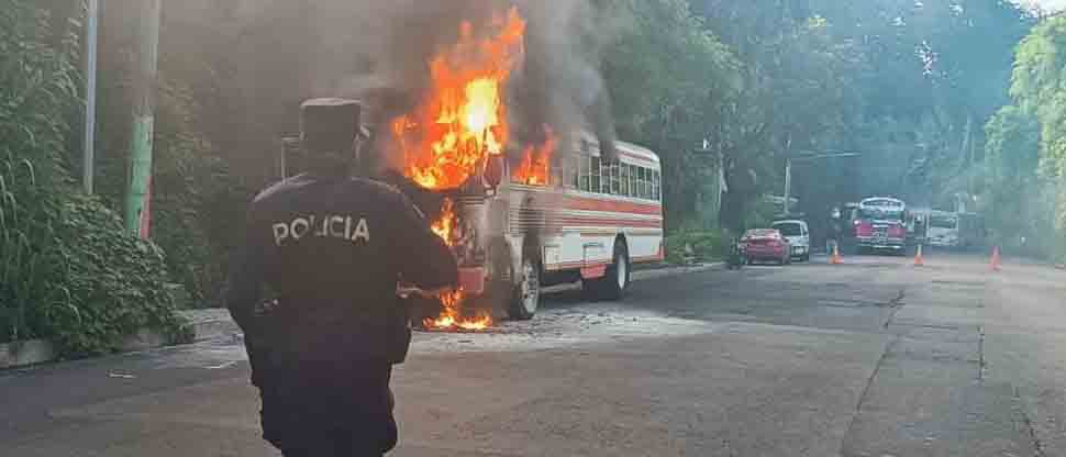 PNC confirma que ningún pasajero resultó lesionado tras incendio en autobús de la ruta 2-A