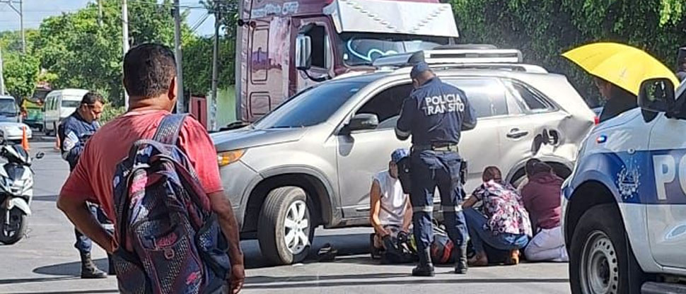 Conductor realiza giro en “U” y su maniobra termina en accidente en Quezaltepeque