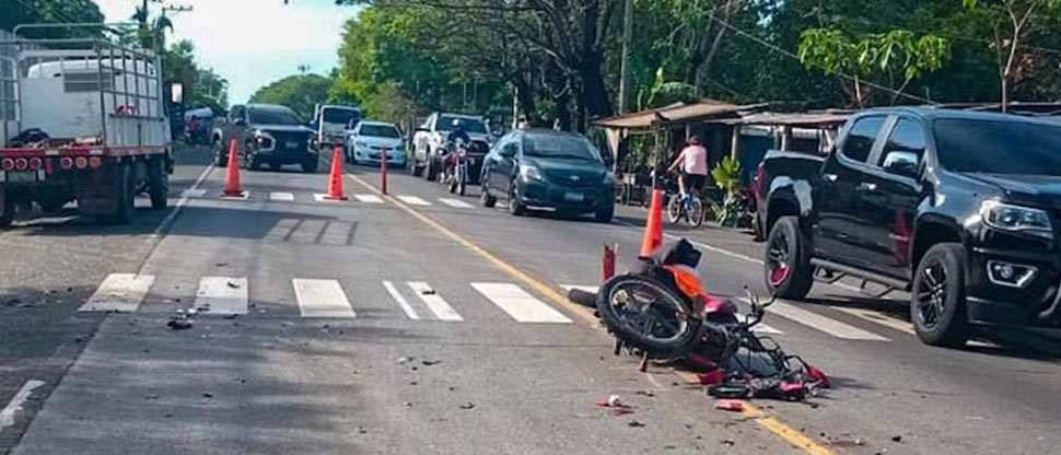 Invadió carril por evitar chocar contra un bus, pero otro vehículo lo impactó