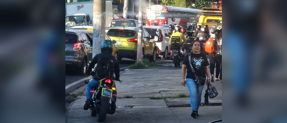 Denuncian a un grupo de motociclistas que circulaban sobre la acera en Ilopango