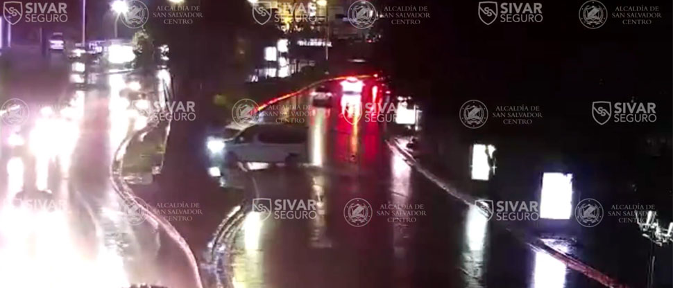 Bajo la intensa lluvia microbús derrapa y se sube a jardinera en el bulevar de Los Héroes