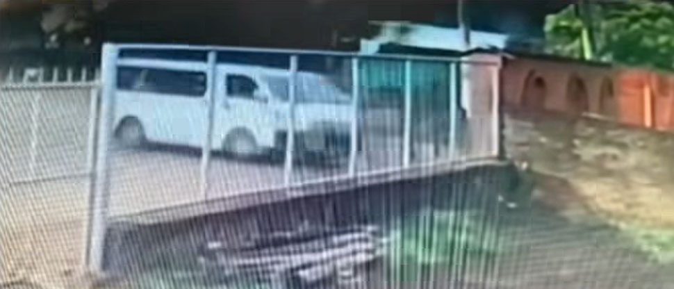 Este es el instante exacto cuando microbús se estrella contra un muro en Chirilagua