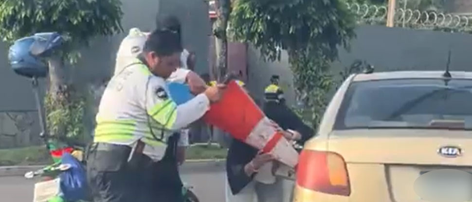 Así es como ingenioso gestor de tráfico utiliza cono como embudo para ayudar a conductora