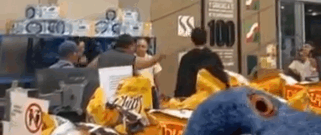 Captan pelea entre supuesto ladrón y vigilantes de reconocido supermercado tras intento de robo