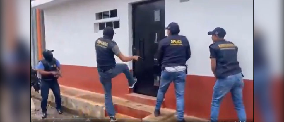 Policía guatemalteco intenta derribar puerta para capturar un marero pero el delincuente escapa