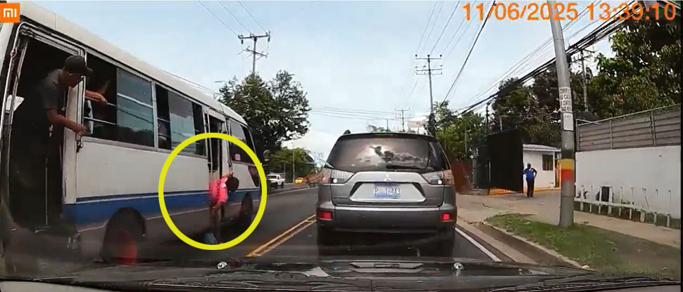 Microbusero que peleaba la vía bota a pasajera y por poco cae a la calle en Soyapango
