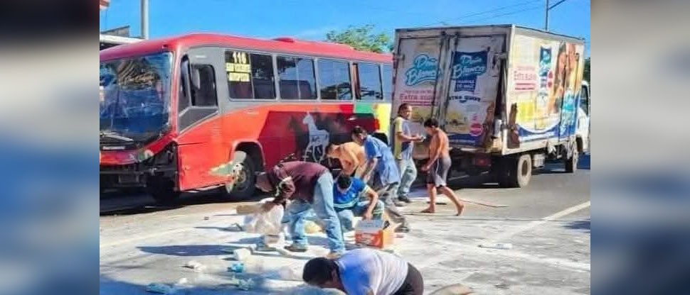 Camión que transportaba alimentos choca y peatones aprovechan para recoger la mercadería